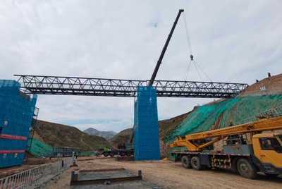 西吉供水工程北山沟管桥钢桁架顺利完成吊装
